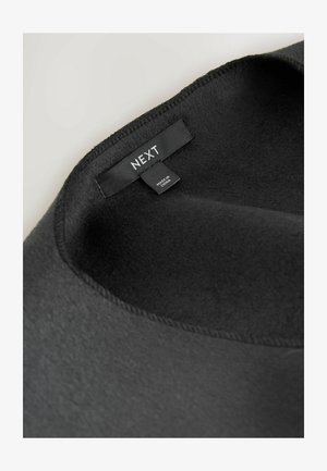 Schwarzes Fleece-Oberteil mit glatter Textur. Verfügt über einen runden Ausschnitt und ein eingenähtes Etikett mit der Markenbezeichnung "NEXT."