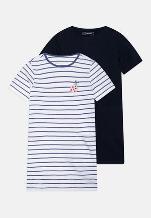 Dos vestidos de algodón de manga corta, uno azul marino, otro blanco con rayas azules y una pequeña parche de mariquita rosa en el pecho.