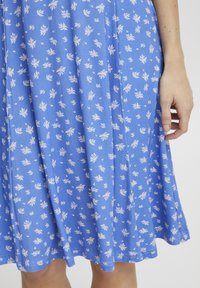 Fransa FRFEDOT - Jerseyklänning - ultramarine w. flowers