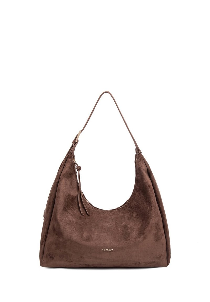 Borsa a spalla in suede marrone con forma curvata, una singola tracolla e un dettaglio con cerniera. Presenta una texture liscia e un design minimalista.