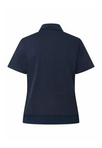 Dunkelblaues Poloshirt aus strukturiertem Stoff, mit kurzen Ärmeln und einem Kragen. Das Design weist einen geraden Saum und klare Linien auf.