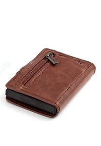 Portafoglio in pelle marrone con tasca con zip, forma rettangolare e finitura testurizzata. Dettagli di cucitura notevoli lungo i bordi.