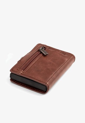 Portafoglio in pelle marrone con tasca con zip, forma rettangolare e finitura testurizzata. Dettagli di cucitura notevoli lungo i bordi.