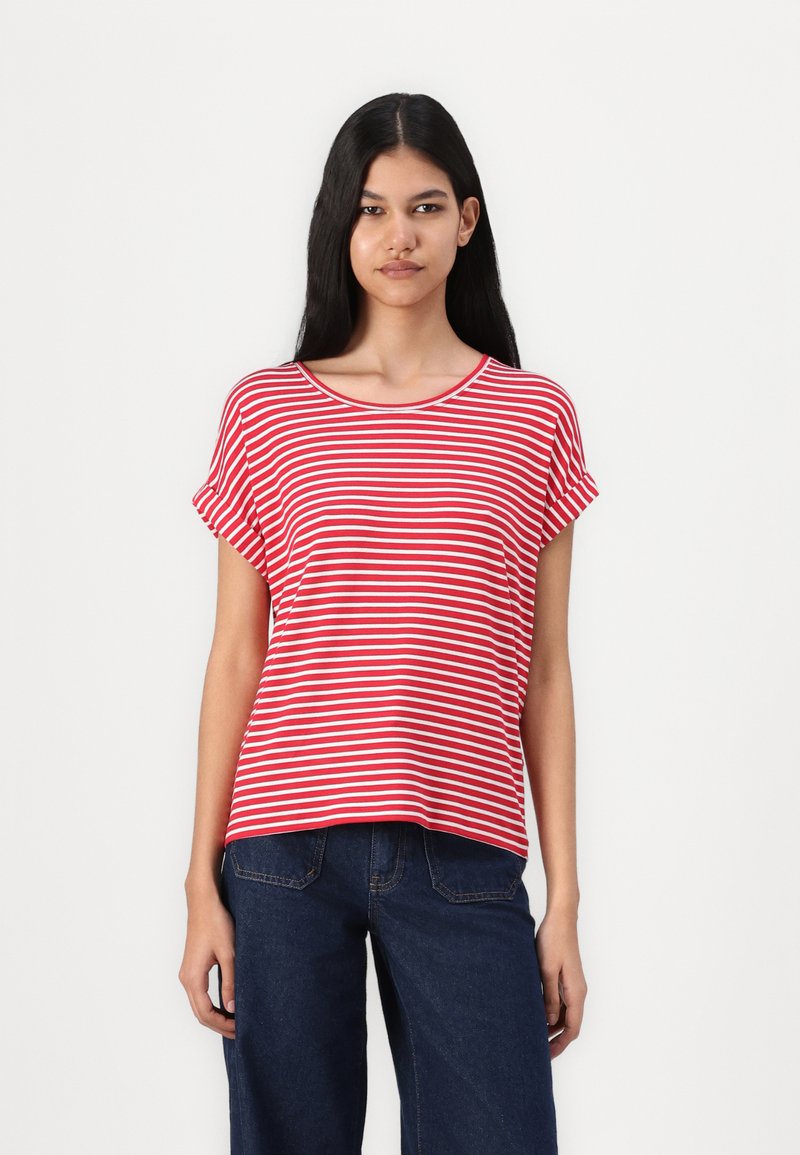 T-shirt à rayures rouges et blanches à manches courtes avec un col rond, coupe décontractée et en coton doux. Associé à un jean bleu foncé.