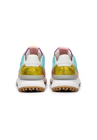 Sneaker colorati che presentano una combinazione di materiali turchese, rosa, oro e bianco, con un tallone texturizzato e dettagli decorativi sui lati.