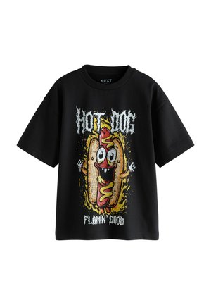 Sort kortærmet t-shirt med tegneserie hotdog-figur, sennep og tekst, der siger "HOT DOG" og "FLAMIN' FOOD" i fed hvid skrift.