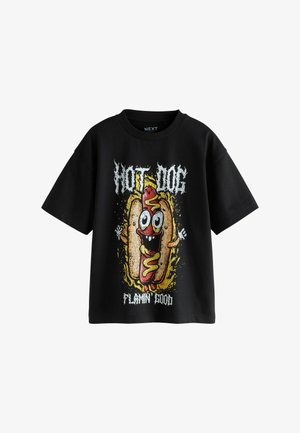 Čierne tričko s krátkym rukávom s kreslenou postavičkou hot dogu, horčicou a textom "HOT DOG" a "FLAMIN' FOOD" tučným bielym písmom.