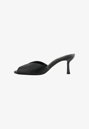 Mule negru cu vârf decupat, toc stiletto jos curbat și partea superioară din piele netedă, prezentat din lateral pe fundal alb.