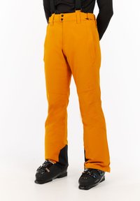 Oranje skibroek met zwarte accenten, gemaakt van een duurzame stof. Voorzien van verstelbare bretels en meerdere zakken voor opberging.