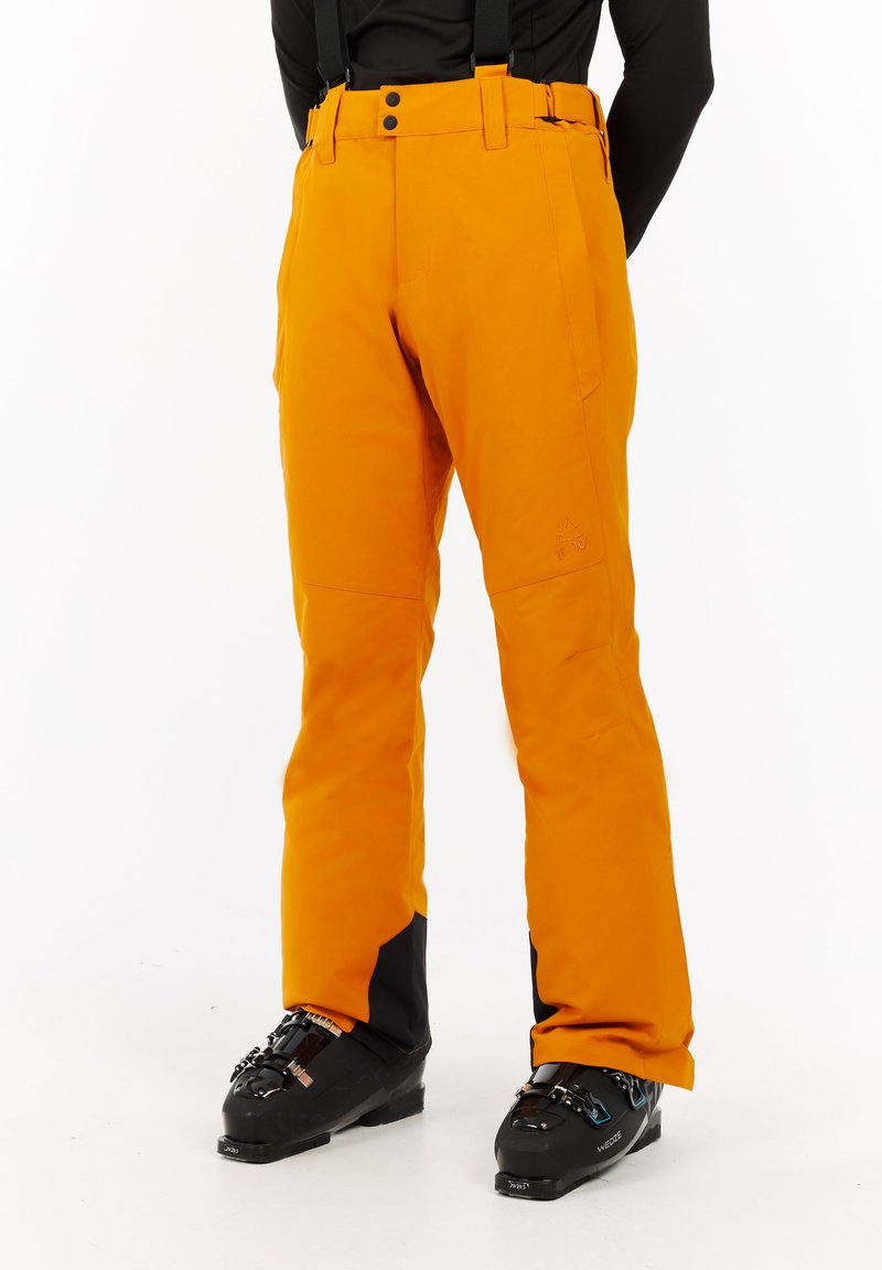 Oranje skibroek met zwarte accenten, gemaakt van een duurzame stof. Voorzien van verstelbare bretels en meerdere zakken voor opberging.