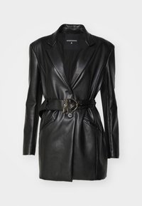 Zwart leren blazer met inkepingen, dubbele knoopsluiting, zakken en een ceintuur met een gouden gesp. Gladde textuur.