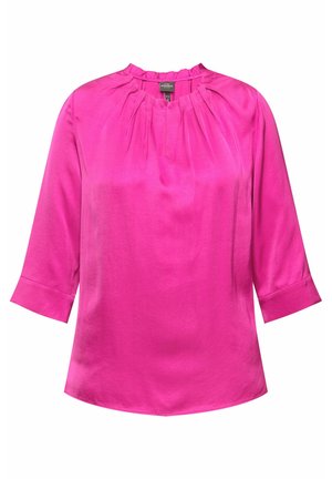 Fuksia blouse dengan leher bulat, lengan tiga per empat, dan detail kerut di kerah. Terbuat dari bahan yang halus dan mengkilap.