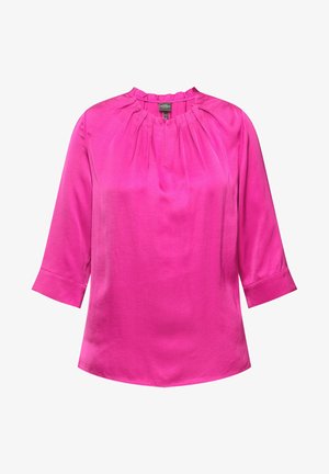Fuchsia bluse med rund halsudskæring, trekvartærmer og rynket detaljering ved kraven. Fremstillet af glat, skinnende materiale.