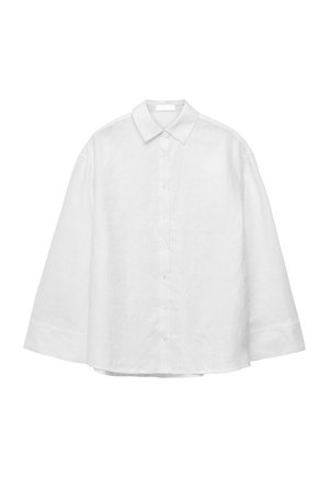 Bela srajca z dolgimi rokavi, gumbi spredaj, širokimi manšetami in klasičnim špicastim ovratnikom, položena na ravno belo ozadje.