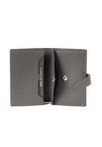 Portafoglio in pelle grigia con finitura testurizzata, dotato di chiusura a scatto, scomparti per schede interne e lettering dorato con la scritta "LANCASTER PARIS."