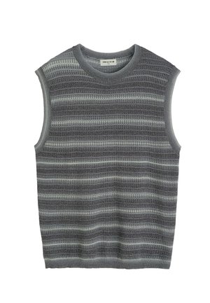 Gilet tricoté sans manches avec motif rayé horizontal gris et gris clair et col rond.