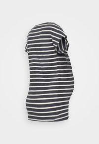 T-shirt de maternidade às riscas em azul marinho e creme, de mangas curtas, com um corte relaxado, bainha arredondada e tecido elástico para conforto.