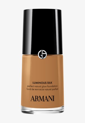 Armani Luminous Silk foundationflaske med svart hette, brunlig flytende foundation og logo på hvit bakgrunn.