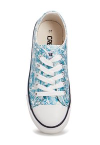 Sneaker in tela blu e bianca con motivo floreale, lacci bianchi e punta in gomma. Include una rifinitura nera lungo la suola. Taglia 31.