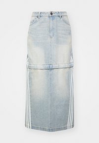 Jupe midi en denim bleu clair, avec des rayures sur les côtés, une taille ajustée et des poches avant. La texture déchirée ajoute du détail.