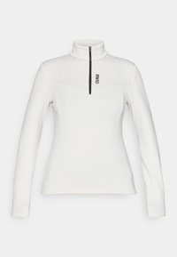 Suéter blanco de manga larga con cuello alto, cremallera de cuarto y un logo negro. Presenta un diseño ajustado con detalles de costura sutiles.