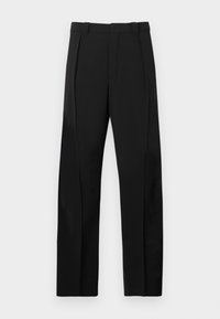 Pantalon noir à coupe ajustée, avec deux plis devant, une texture lisse et un design de jambe droite. Aucun matériel visible ni motifs.