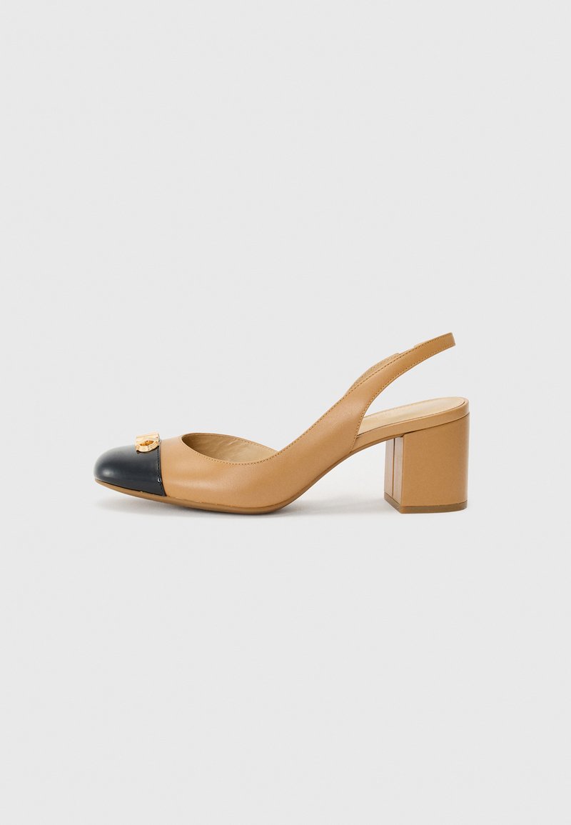 Scarpa slingback in pelle beige con punta rotonda nera, tacco quadrato e un accento decorativo dorato sul davanti. Texture liscia in tutto il resto.