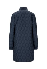 Marineblauwe lange gewatteerde jas met diamantvormige stiknaden, geribbelde boorden en een geribbelde opstaande kraag, gezien van achteren.