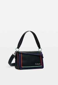 Borsa a tracolla sintetica nera con dettagli di cucitura multicolore. Dotata di chiusura a pattina, spallaccio regolabile e dettaglio logo sul davanti.