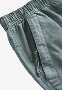 Lette, blødt teksturerede, dæmpede teal joggers med elastisk talje, sidelomme og snøre detaljer.