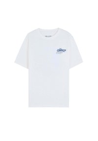 Camiseta de algodón blanca con cuello redondo, mangas cortas y un gráfico azul de una camioneta vintage en el lado izquierdo del pecho.