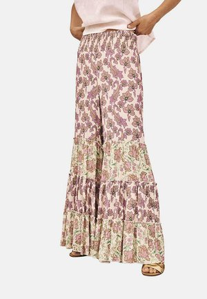 Falda maxi de múltiples capas con estampado floral en tonos rosa claro y verde. Cintura elástica, dobladillo con volantes y textura de tela suave.