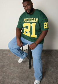 STHUGE HALBARM FOOTBALL - Printtipaita - medium green