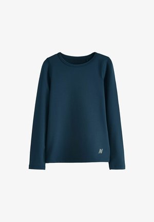 Cămașă cu mânecă lungă și guler rotund din material bleumarin închis. Prezintă o textură netedă și un accent discret cu logo aproape de tiv. Design minimalist.