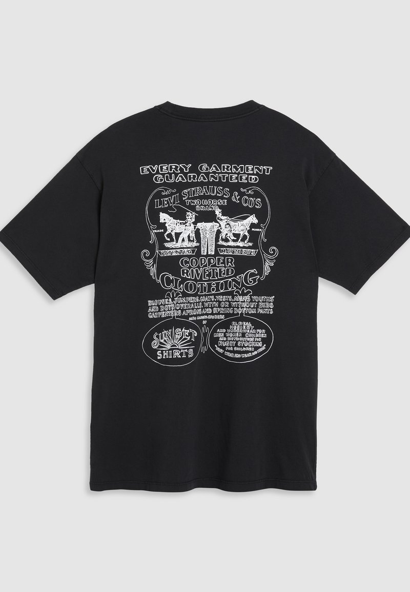 Camiseta de algodón negra con texto y gráficos impresos en blanco en la parte trasera, incluidos detalles de la marca y elementos decorativos. Mangas cortas.