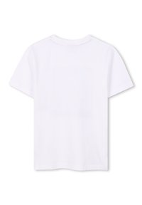 T-shirt bianco a maniche corte realizzato in cotone. Presenta un collo a giro e una texture liscia e uniforme senza motivi o grafiche visibili.