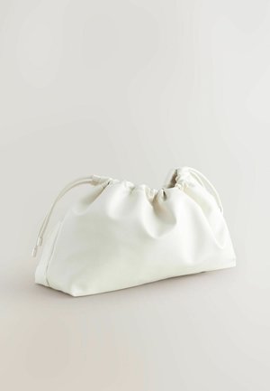 Sac en simili cuir blanc avec un design froncé, fermeture à cordon, et texture lisse. Forme incurvée avec des plis doux et un matériel minimal.