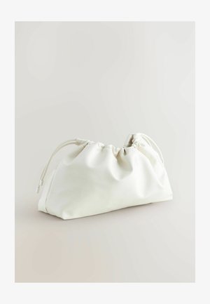 Weiße Kunstledertasche mit gerafftem Design, Kordelzugverschluss und glatter Textur. Geschwungene Form mit sanften Falten und minimalen Beschlägen.