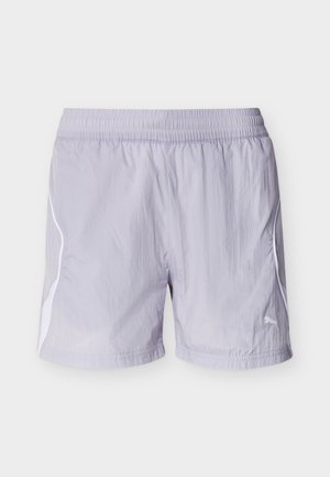 Αθλητικό σορτς ανοιχτό μωβ με ελαστική μέση και λευκές ρίγες στα πλάγια, με μικρό λογότυπο Puma στο πόδι.