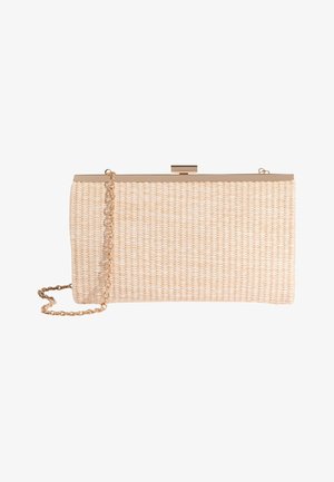 Pochette rectangulaire beige tissée avec cadre métallique doré et bandoulière chaîne, dotée d'un fermoir à pression sur le dessus.