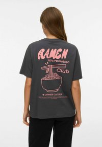 Ciemnoszary bawełniany t-shirt z różowym nadrukiem tekstu "RAMEN appreciation club" oraz miseczką makaronu z pałeczkami na plecach.