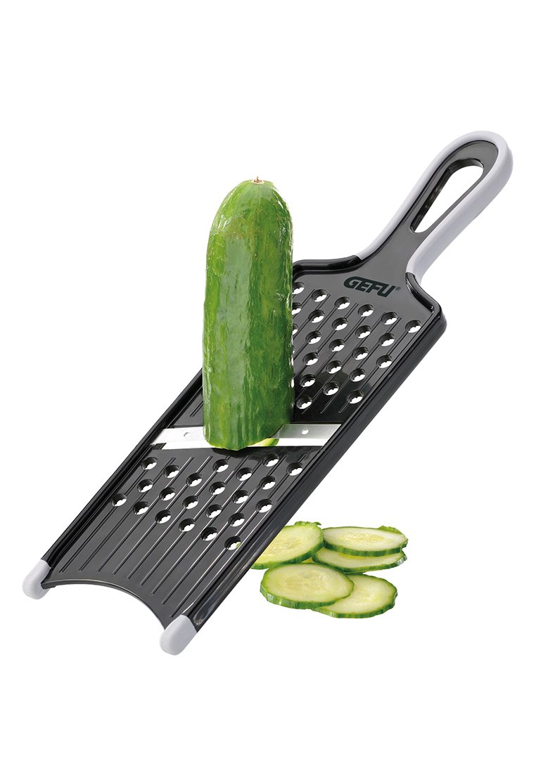 Schwarze Handreibe mit teilweise geschnittenem Gurke oben und mehreren Gurkenscheiben am Boden auf einem weißen Hintergrund.