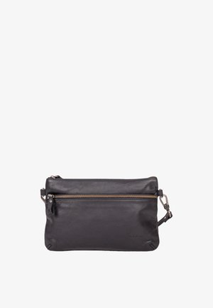 Pochette en cuir noir au design épuré, dotée d'une poche zippée à l'avant, de ferrures argentées et d'une bandoulière amovible.