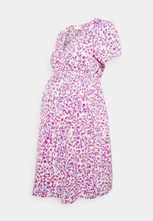 Umstandskleid aus leichtem Stoff mit rosa Hintergrund und buntem Leopardenmuster. Kurze Ärmel, taillierter Schnitt und knielang.