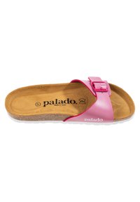 Rosa slide sandal med en glänsande rem, justerbar spänne och en naturlig korkfotbädd. Logotyp tryckt på fotbädden; vit gummisole.