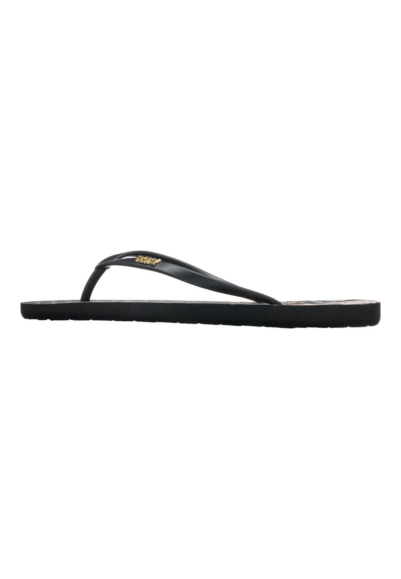 Svart flip-flop med teksturert såle, tynne stropper og en liten gulllogo. Lett design med minimalistisk stil og flat profil.