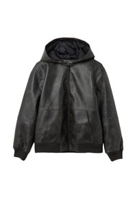 Chaqueta negra de cuero con capucha, con cierre frontal, dos bolsillos delanteros y puños y dobladillo acanalados. Presenta una textura suave y un diseño mínimo.