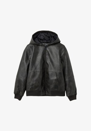 Chaqueta negra de cuero con capucha, con cierre frontal, dos bolsillos delanteros y puños y dobladillo acanalados. Presenta una textura suave y un diseño mínimo.