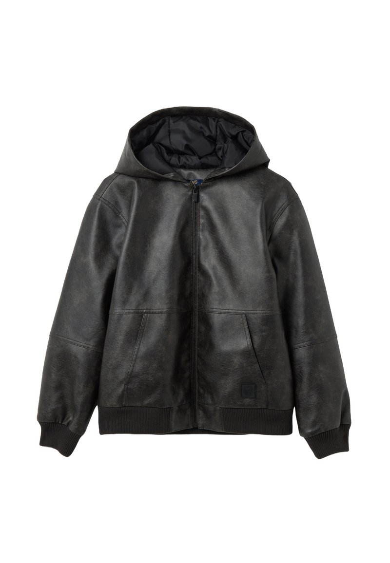 Chaqueta negra de cuero con capucha, con cierre frontal, dos bolsillos delanteros y puños y dobladillo acanalados. Presenta una textura suave y un diseño mínimo.