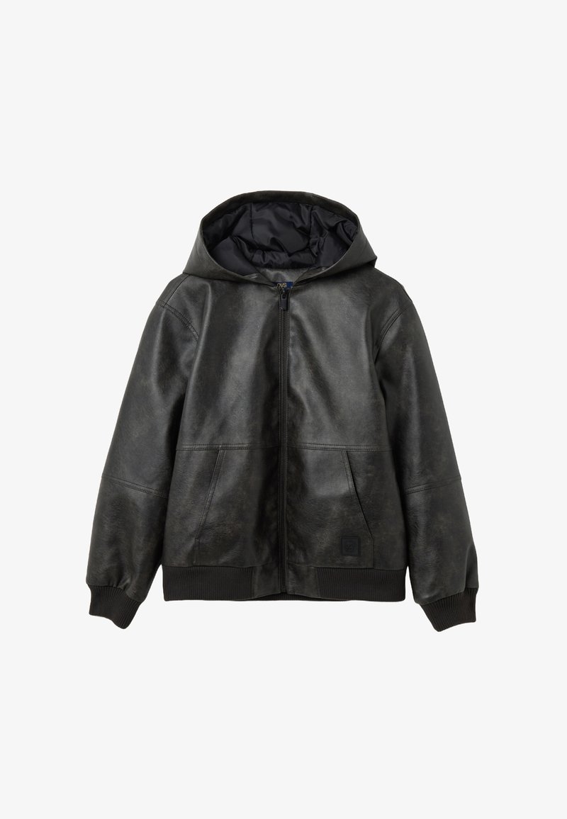 Giacca nera in pelle con cappuccio, chiusura con zip, due tasche frontali e polsini e orlo a costine. Presenta una texture liscia e dettagli minimi.